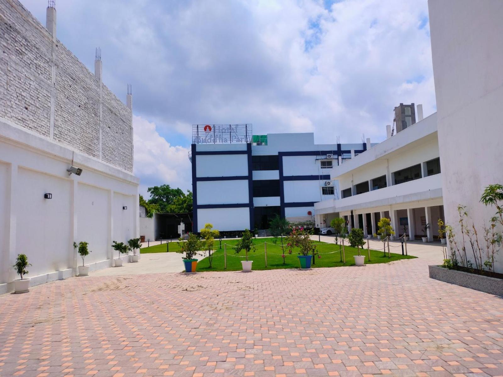 Hotel Buddha Park, Paharia, Varanasi Exterior photo
